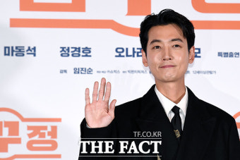 정경호, MBC 노무사 노무진에서 유령을 보는 노무사 역으로 높은 평가와 사랑을 받다