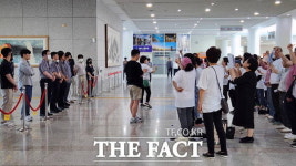 대전 중앙로지하상가 상인들 시청 로비서 연좌 농성…강대강 대치