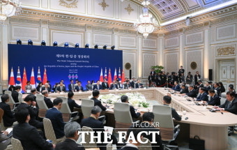 제9차 한일중 정상회의 공동선언…'비핵화 공통 목표' 빠졌다 [전문]