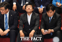 국회 공기 느끼는 이성윤 의원 [포토]