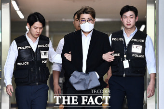 '검찰 송치' 위해 경찰서 나서는 김호중 [포토]