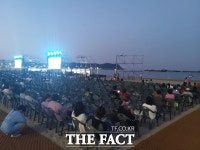 [사진] 포항국제불빛축제 개막했지만 관람석 ‘텅텅’...관람객 대부분 지역민