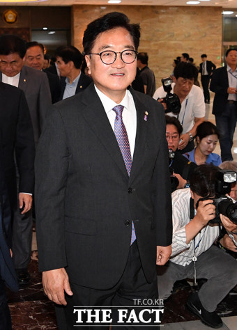 본회의장 들어서는 우원식 국회의장 후보자 [포토]