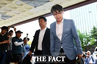 경찰 출석하는 '김건희 명품백 전달 '최재영 목사 [포토]