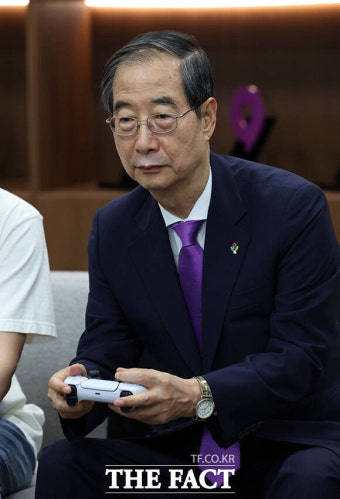 게임 즐기며 활짝 웃는 한덕수 국무총리 [TF사진관]