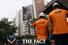 서울 강남 역삼동 아파트 화재...2명 병원 이송 [TF사진관]