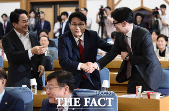 '늦참' 한동훈에 '악수 경쟁' 펼치는 나경원·원희룡·윤상현 [TF사진관]