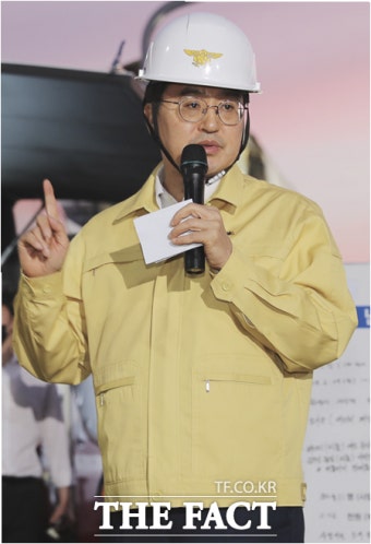 화성 화재사고 긴급대책회의 주재 김동연 “가까운 분 희생됐다 생각하고 자기 일처럼 임해달라”