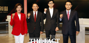 '오늘도 난타전?'…웃으며 시작하는 국민의힘 당대표 후보 토론회 [TF사진관]