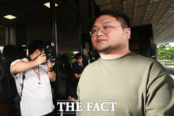 검찰 자진 출석한 '쯔양 협박' 의혹 유튜버 구제역 [포토]