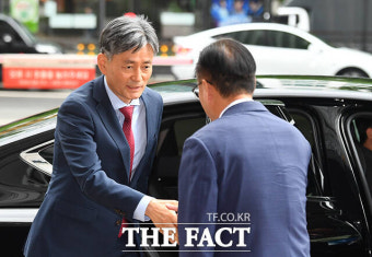 경찰위 출석하며 악수하는 '조지호 신임 경찰청장 후보자' [포토]