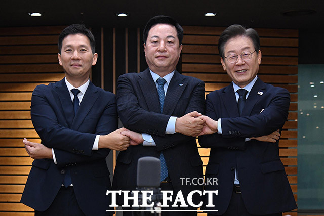 이재명, 김두관, 김지수 후보가 참석한 더불어민주당 대표 후보 선출 전당대회에서 이재명 후보가 압승, 득표율 92.43% 기록. 이재명 후보의 재선출 확실히될 것으로 예상. 김두관 후보 6.27% 득표, 김지수 후보 1.30% 득표율 기록, 이에 이재명 후보 대표 연임 확실시. 이재명 후보 DJ정신 절실하다 강한 의지 표명, 새로운 지도부 선출되며 대표 연임 소강 받을 전망. 8명 후보 경쟁, 논란과 경쟁 끝에 이루어진 전당대회 결과에 관심집중.