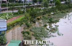 중랑천 범람해 통제된 동부간선도로 [TF사진관]