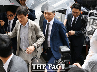 빗 속 구속영장심사 출석한 카카오 김범수 [포토]