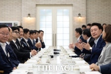 尹, 한동훈 등 신임지도부와 만찬 2시간 만에 종료