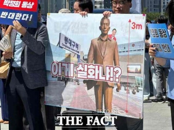 광복절 하루 전날 동대구역 앞 '박정희 광장' 표지판 제막