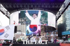 대한독립 만세! 1000명 함성으로 뒤덮인 0시 축제 광복절 퍼레이드