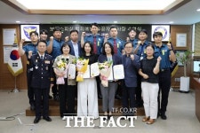 천안동남경찰서, 보이스피싱 범죄 예방 중앙동행정복지센터 직원에 감사장 수여