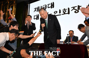 불명예 퇴임-횡령죄 불구 '대한노인회장 당선된 이중근' [TF사진관]