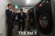 청년주택 세탁시설 둘러보는 국토교통부 장관 [포토]