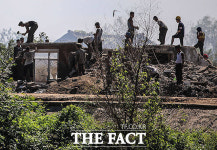 단둥서 찍은 北 수해현장…맨 손으로 쑥대밭 된 마을 재건 작업 [TF포착]