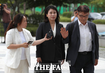 '경기도 법카 유용 의혹' 김혜경, 어두운 표정으로 검찰 출석 [TF사진관]