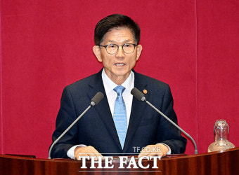 신임 국무위원 인사하는 김문수 고용노동부 장관 [TF사진관]