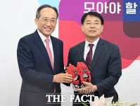 10·16 재보궐선거 후보자 추천장 수여하는 한동훈 대표 [TF사진관]