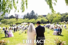 멋진 버드나무 아래서…용산가족공원 야외결혼식 선착순 모집