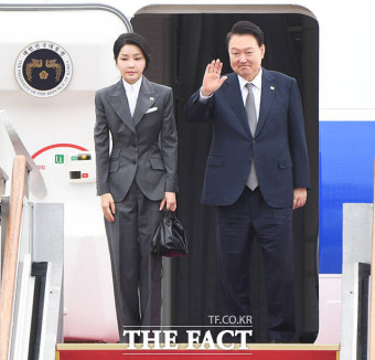 '동남아 3국 순방' 떠나는 윤석열 대통령-김건희 여사 [TF사진관]