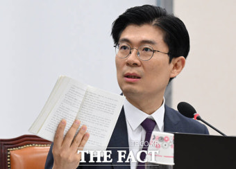 교육부, '김건희 여사 논문 대필 의혹' 교수 동행명령장 발부 [TF사진관]