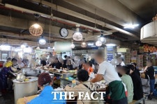 [현장FACT] 흑백요리사 인기에 경동시장 식당가는 북적 (영상)