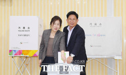 서울시교육감 보궐선거 사전 투표하는 박강수 마포구청장 [TF사진관]