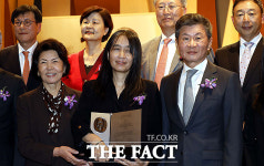 한강 노벨상 발표 후 첫 행보  포니정 시상식 참석 [TF포착]