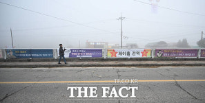 제이홉 전역 D-day 36사단 앞에 걸린 전역 축하 현수막 [TF사진관]