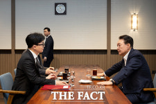 '대화 합시다'…용산에서 한동훈 대표 만난 윤석열 대통령 [TF사진관]