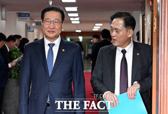 대화 나누는 박성재 법무 장관과 방통위원장 직무대행 [포토]