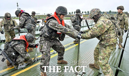 부교 설치는 신속하게 [포토]