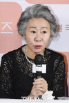 윤여정, 美 에미상 휩쓴 '성난 사람들' 시즌2 출연