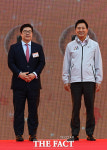 '300억 기부' 도서관 착공식서 환한 미소 짓는 김병주 MBK파트너스 회장 [TF포착]