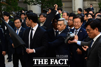 '우산+가림막' 경호 받으며 1심 선고 공판 출석하는 이재명 [TF사진관]