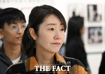가족돌봄아동 사진전 보며 눈물 글썽이는 강선우 의원 [포토]