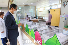 한덕수 총리, 분만 전문병원 찾아 의료진·산모 격려 [TF사진관]