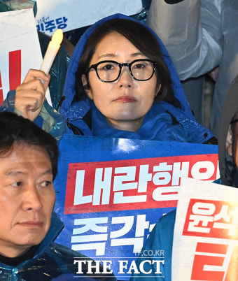 우비 입고 촛불 든 강선우 의원 [포토]