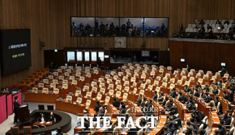 尹 탄핵 표결에 본회의장 나간 국민의힘 '나홀로 자리한 안철수' [TF사진관]