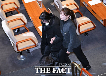 윤석열 대통령 탄핵안 표결에 참여한 안철수·김예지 의원 [TF사진관]
