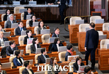 박성재 장관에게 고함치는 신장식 의원 [포토]