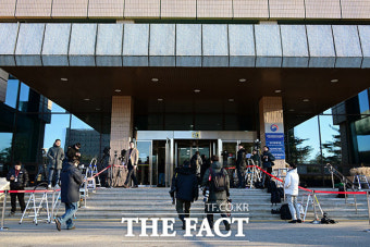 윤석열 대통령 '공수처 출석' 기다리는 취재진 [포토]