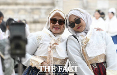 한복 입고 인증샷 설 연휴 경복궁 찾은 관광객[TF사진관]