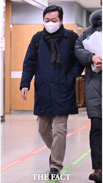 대장동 재판 출석하는 정진상 [TF사진관]